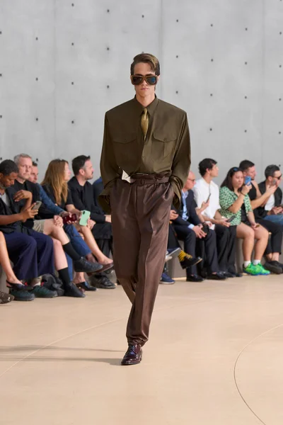 Look 16